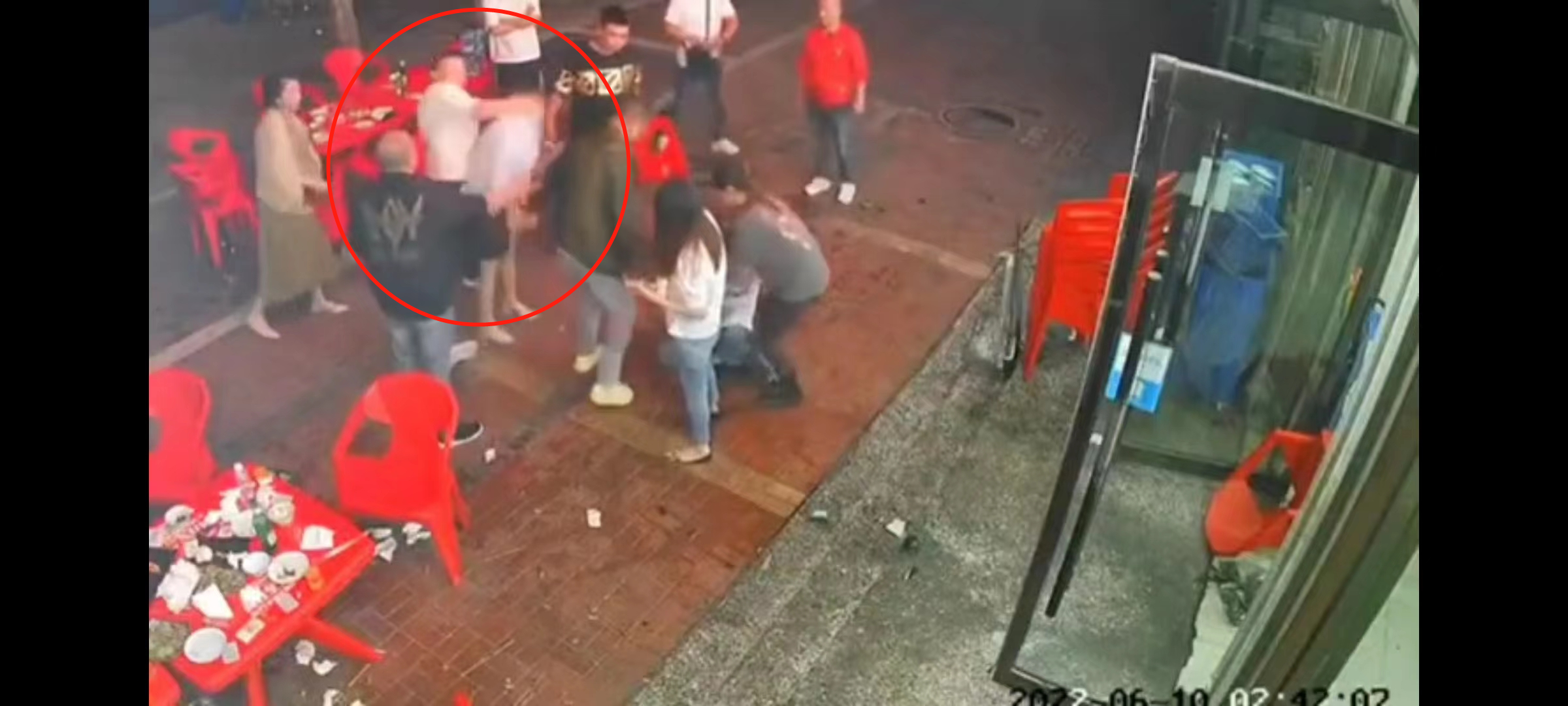 “唐山烧烤店”细节，同伙均为暴戾之徒，手段令人发指