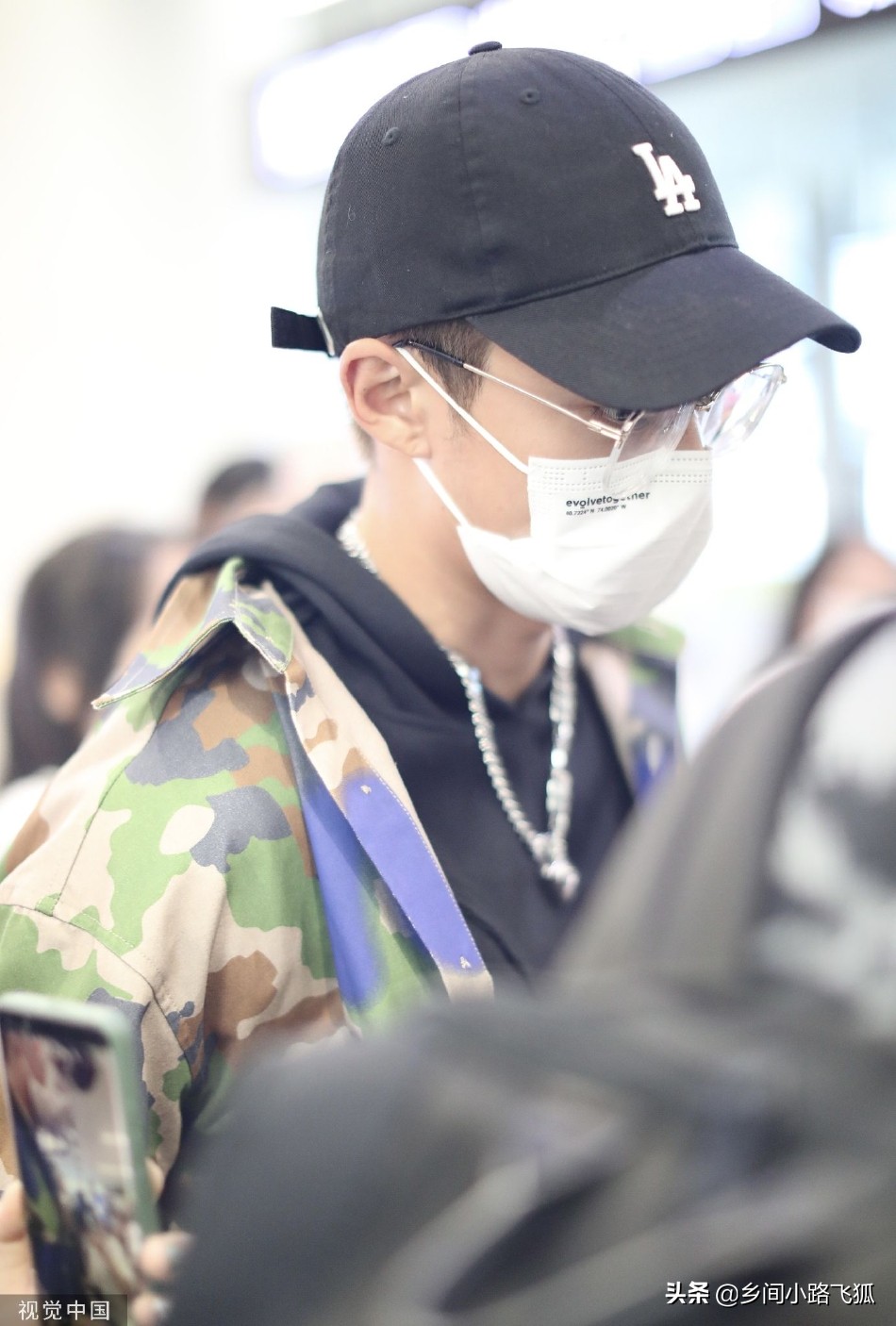 王鹤棣戴鸭舌帽抵达机场 穿花色外套潮流装扮街头范十足