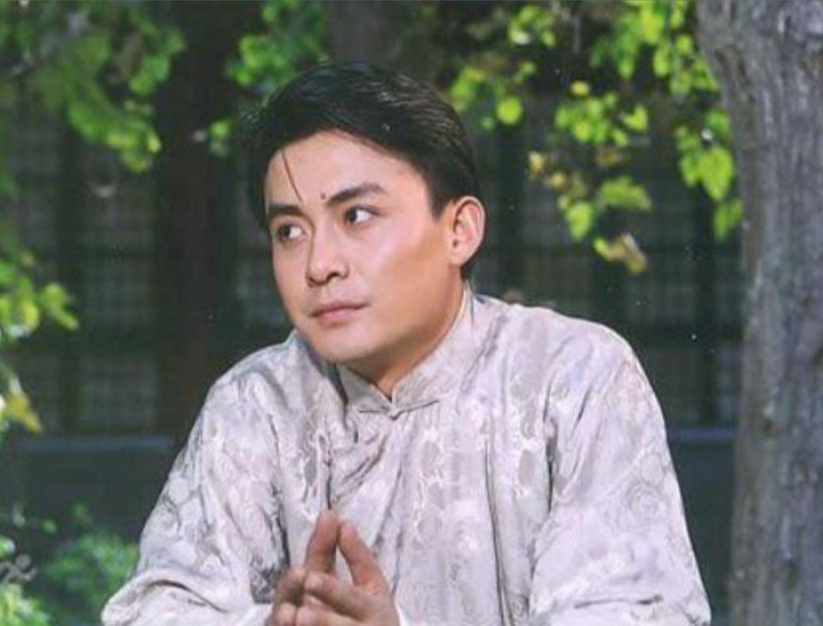 演员邢岷山:娶恩师女儿为妻,宠妻如宝30年,带着岳父母拍戏