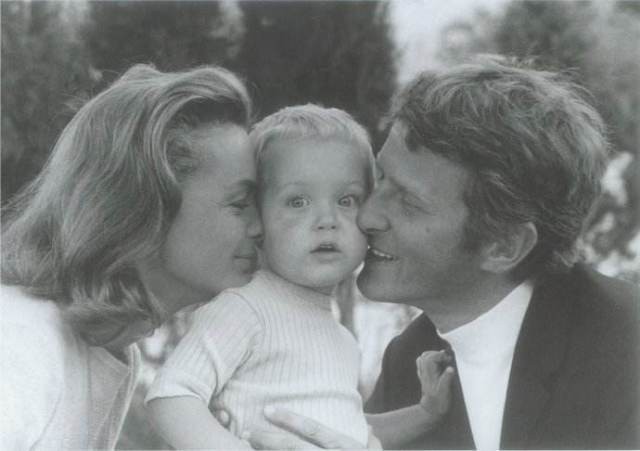 1982年，43岁罗密·施耐德去世，阿兰·德龙守灵3天3夜，曾经深爱过