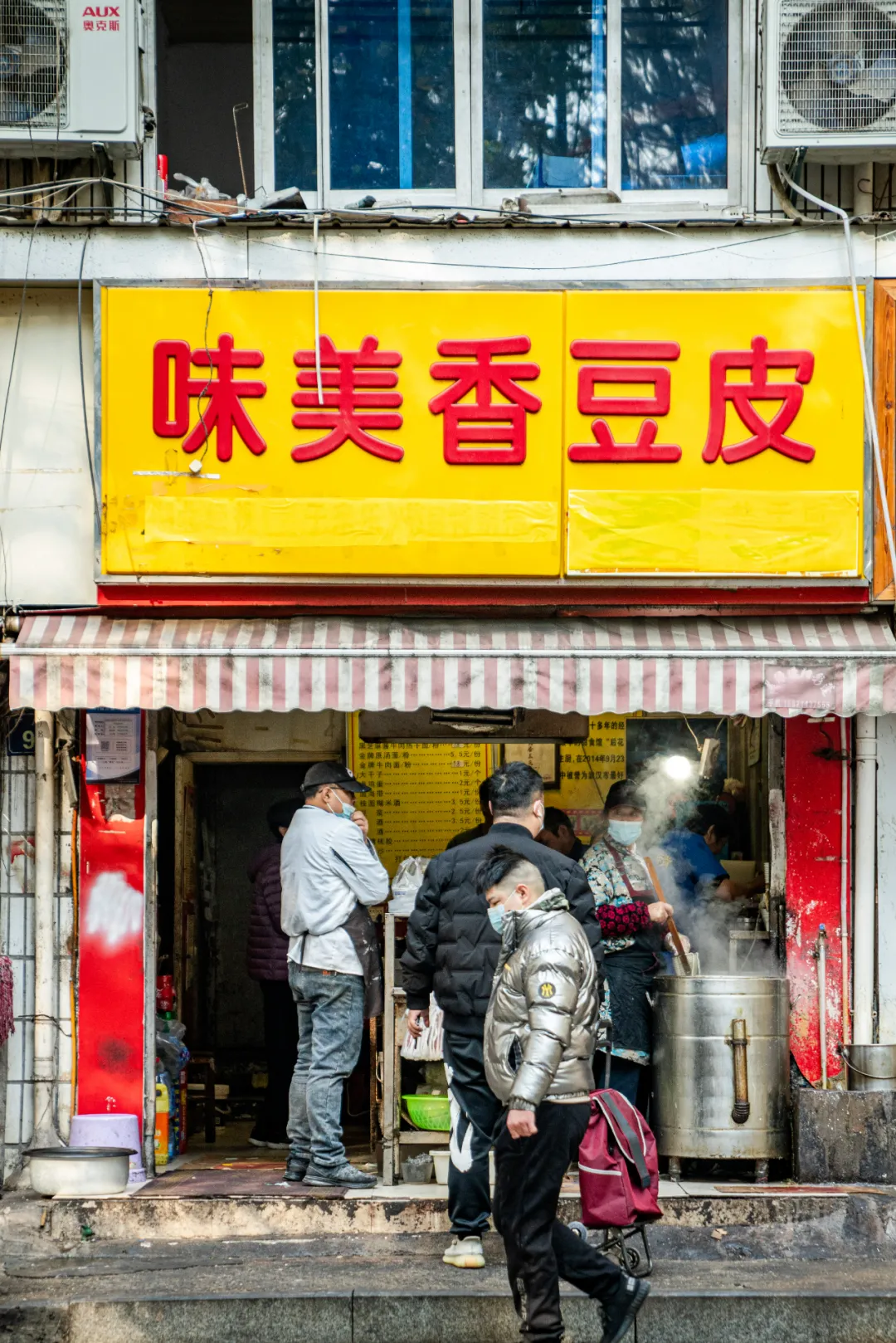 论排队，我只服武汉这几家藏在路边的美食店