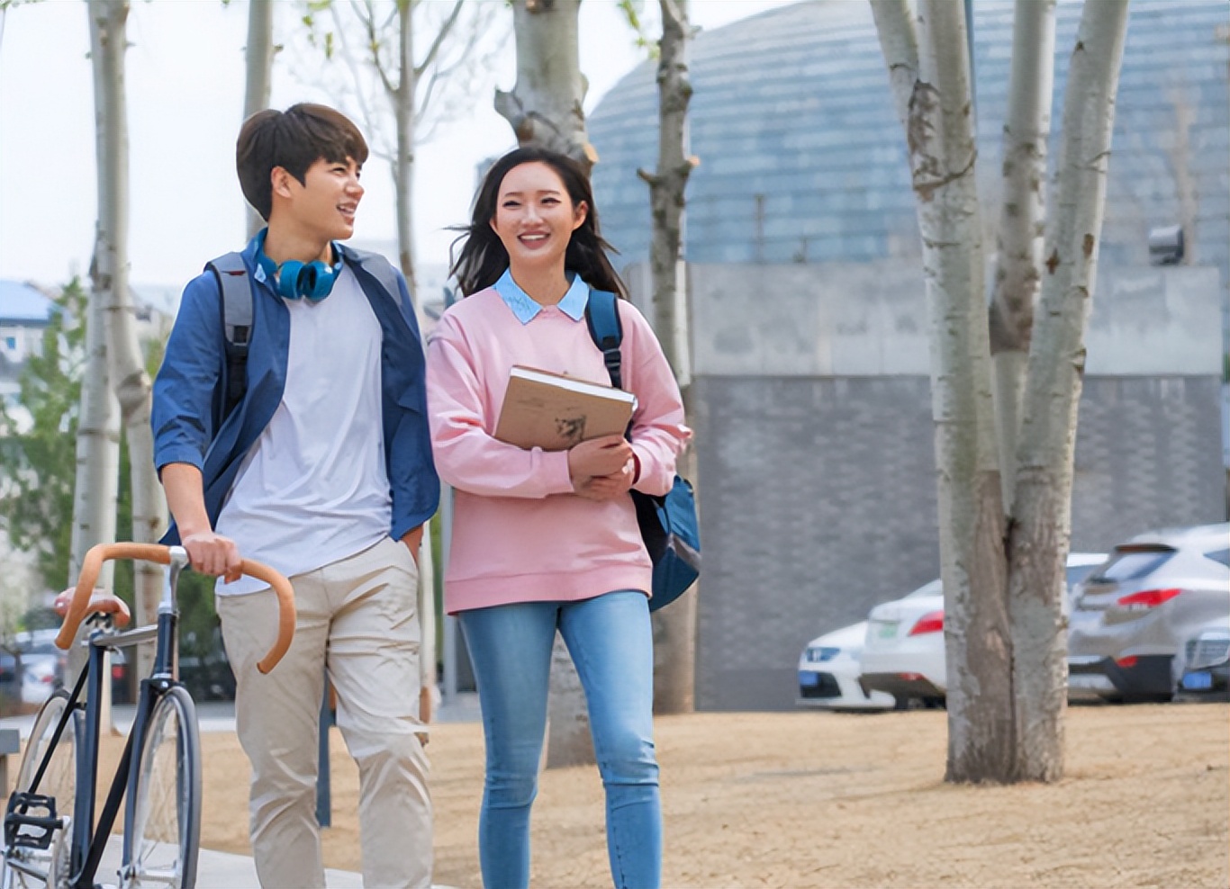 大学生男生穿衣打扮（校园里）