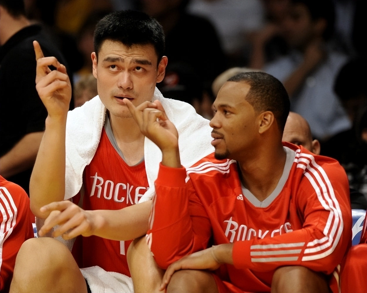 查克海耶斯为什么能上nba（罚球怪异的传奇生涯：从落选秀到被人熟知，NBA最矮的首发中锋）