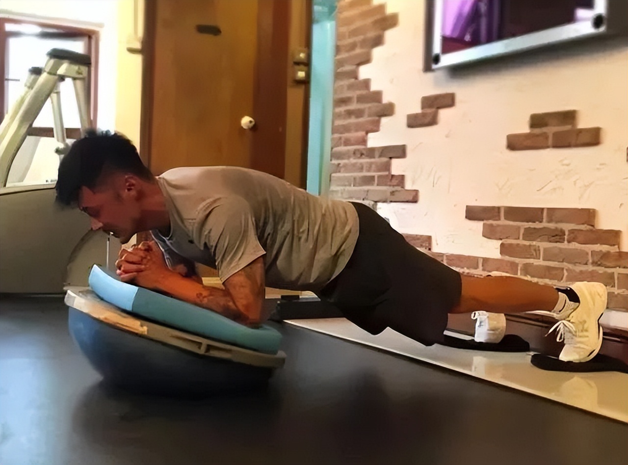 果然，谁也逃不过那条定律：男明星的尽头，都是赵本山