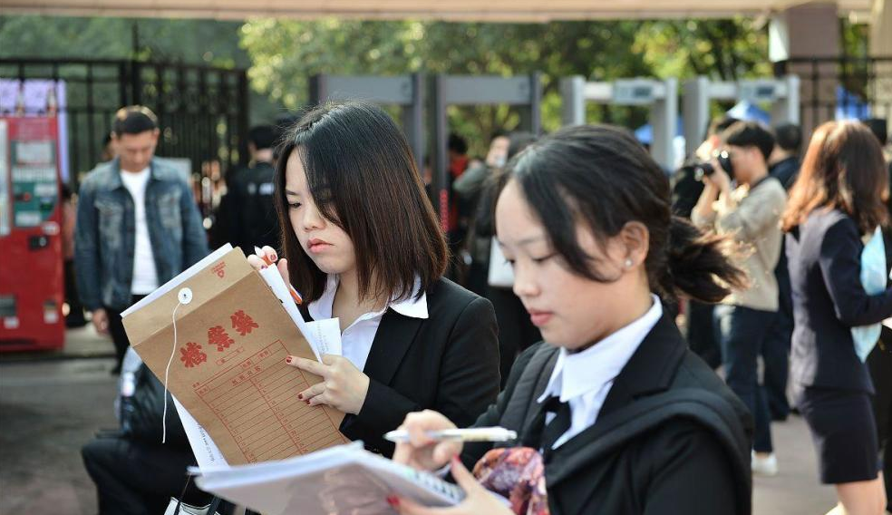 “考公上岸后，亲戚上演了教科书式翻脸”，大学生的经历很真实