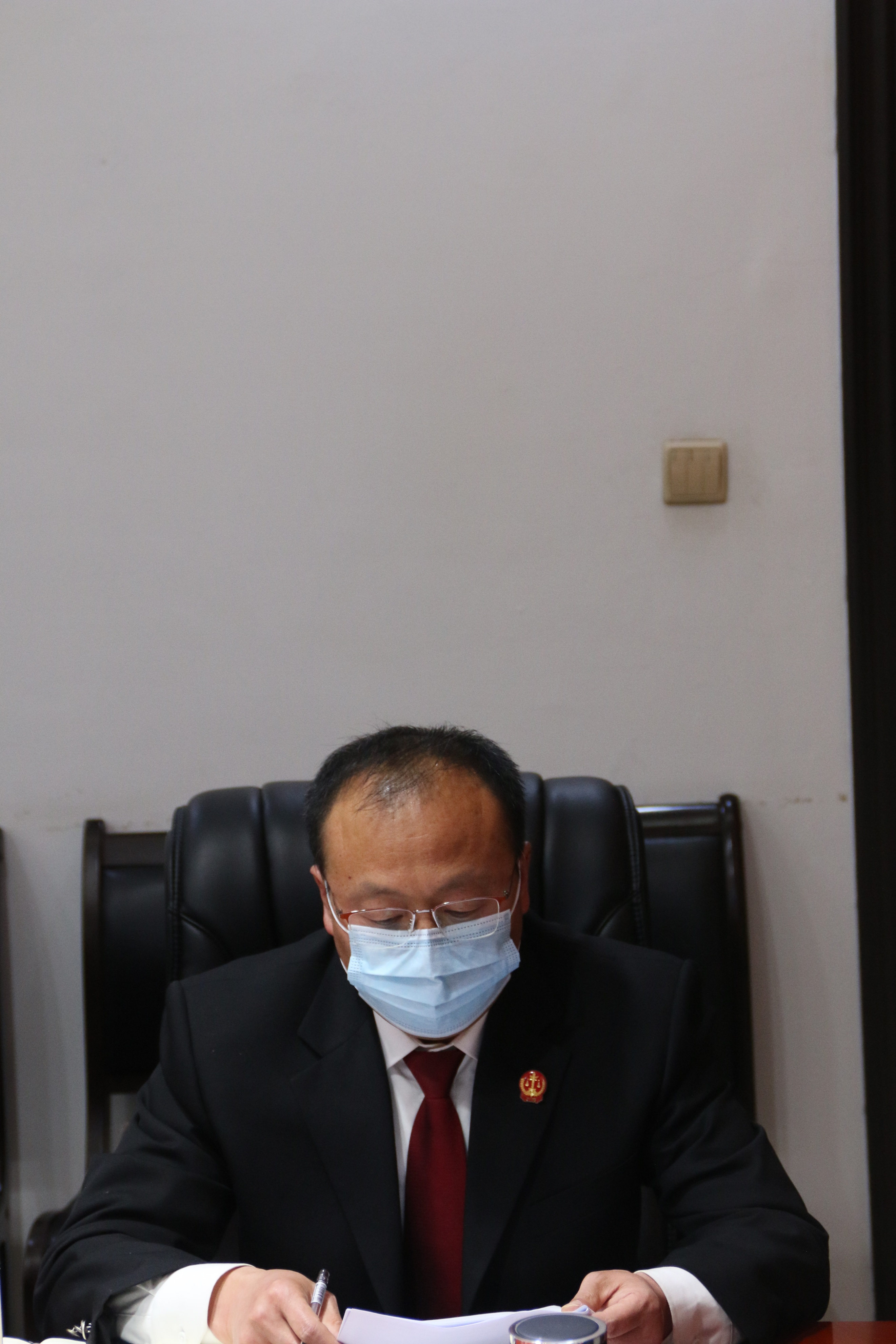三原法院召开党组中心组理论学习扩大会