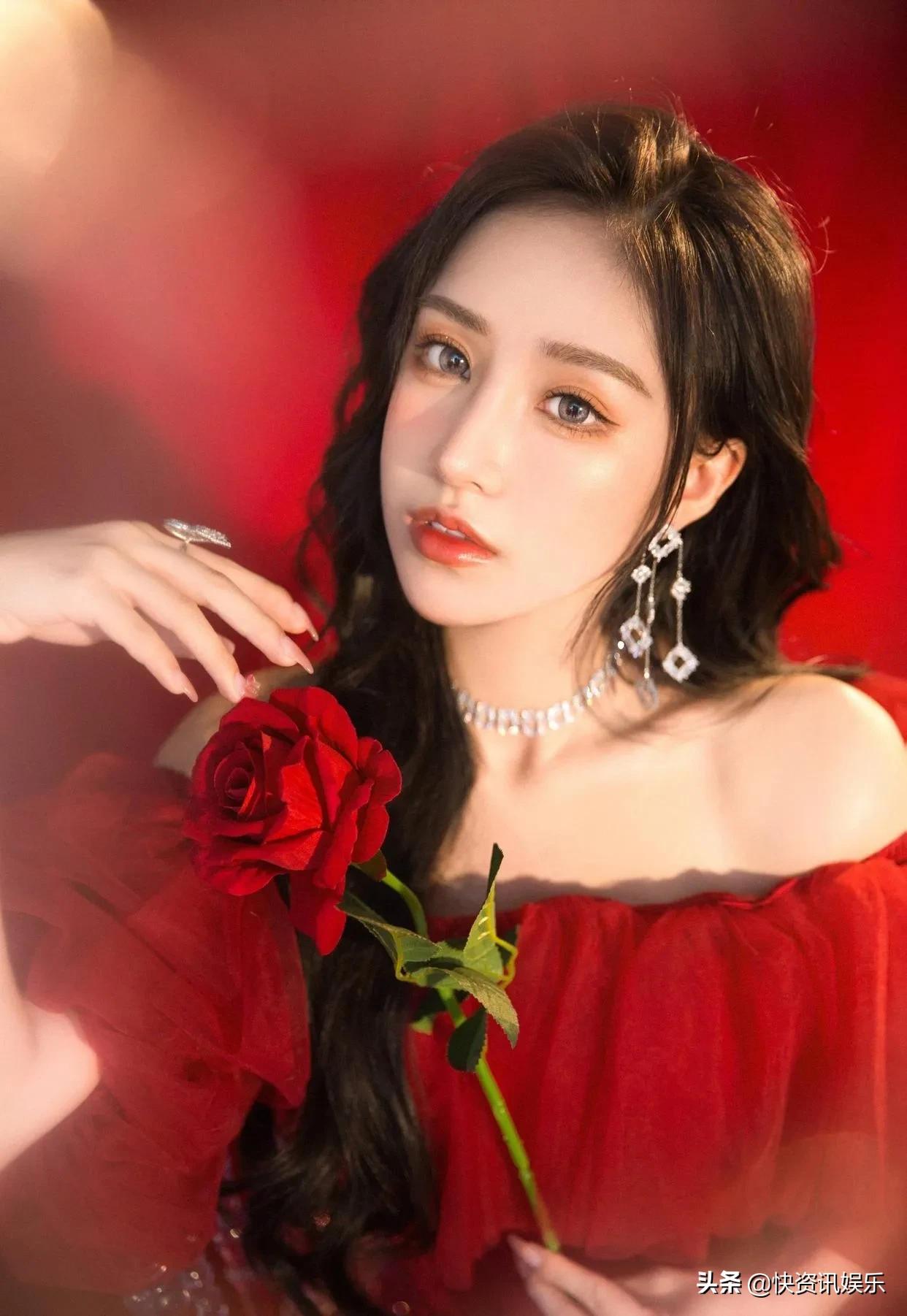 身穿一袭红色纱裙的苏然咯真美