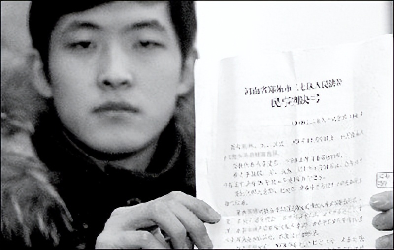 2010年，郑州大学生扶老人被索赔20万，法院两次开庭，最后咋判的