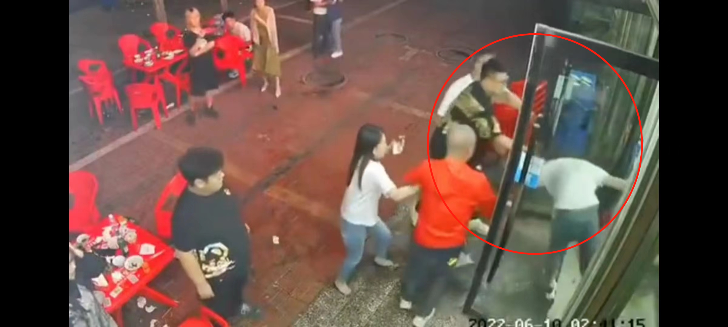 “唐山烧烤店”细节，同伙均为暴戾之徒，手段令人发指