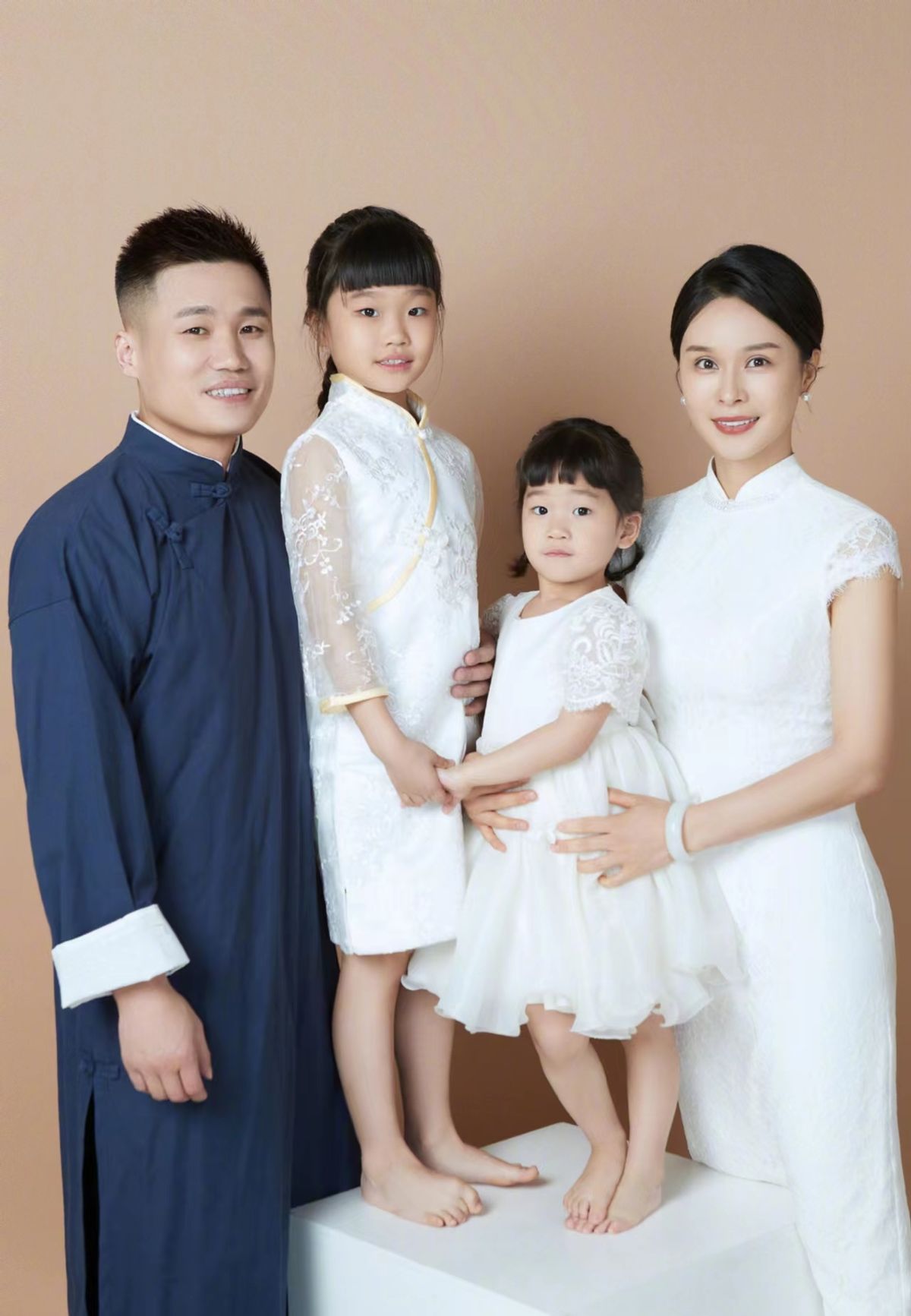 吕小军老婆个人资料(吕小军晒一家四口,小女儿继承老婆美貌似混血儿