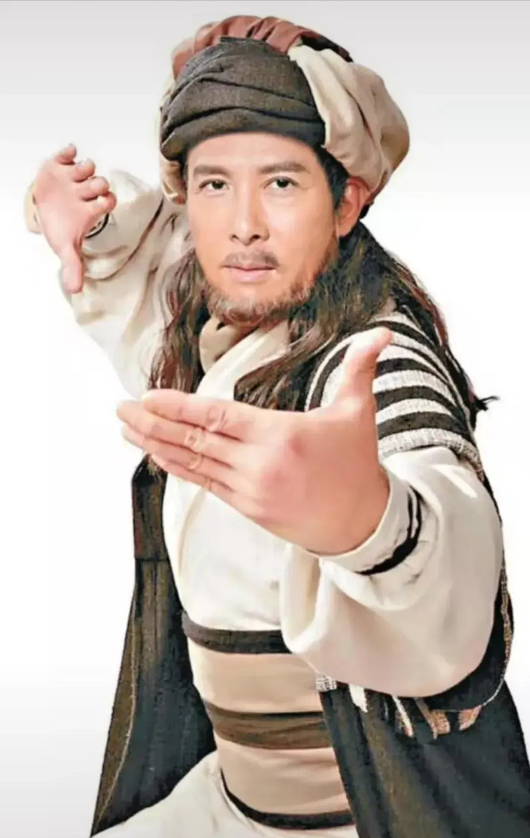 59岁甄子丹饰演乔峰,拍戏67时抱不动女演员,年龄问题惹非议