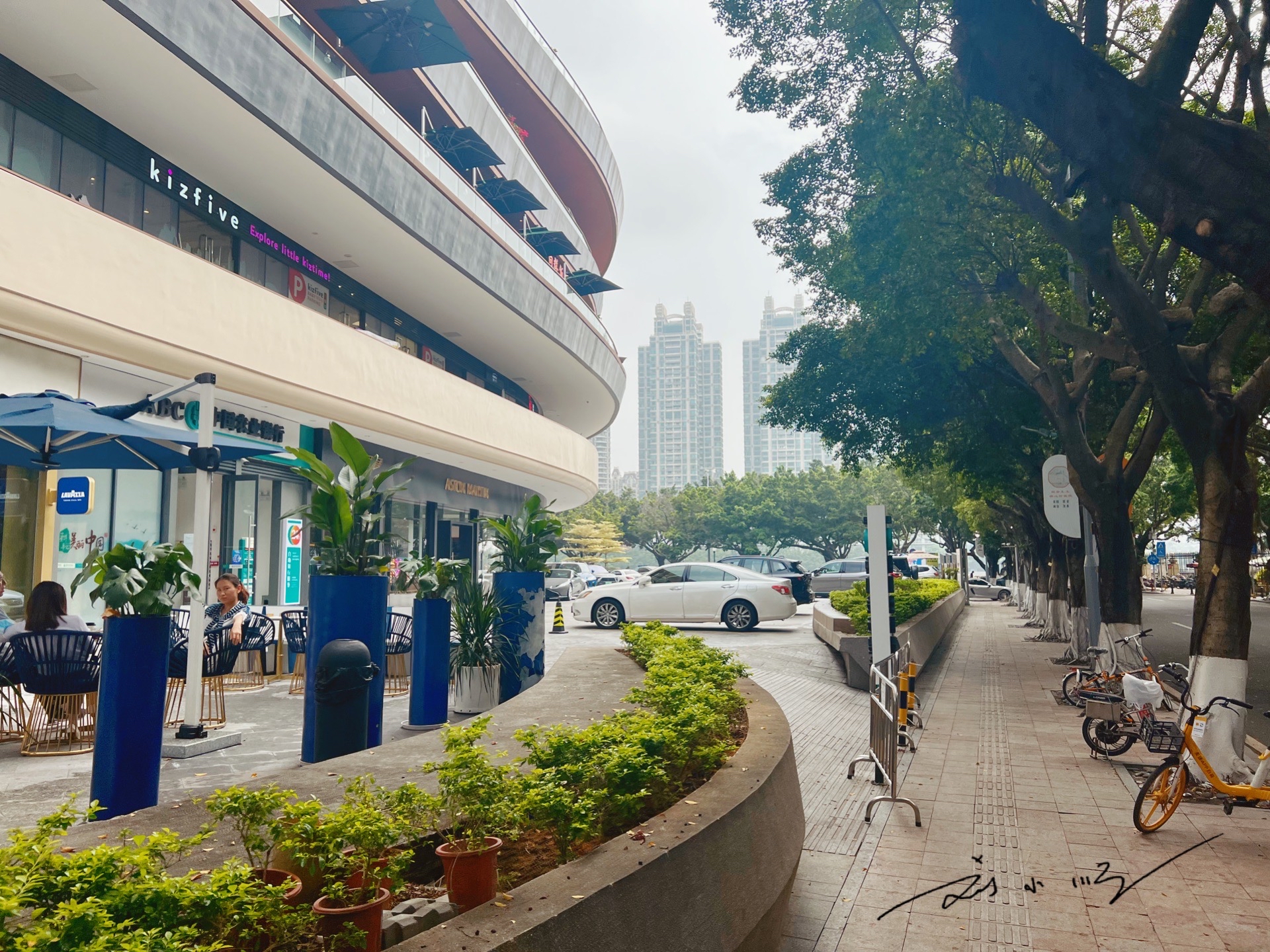 广州二沙岛上唯一的商场，作为首屈一指的富人区，似乎档次不算高