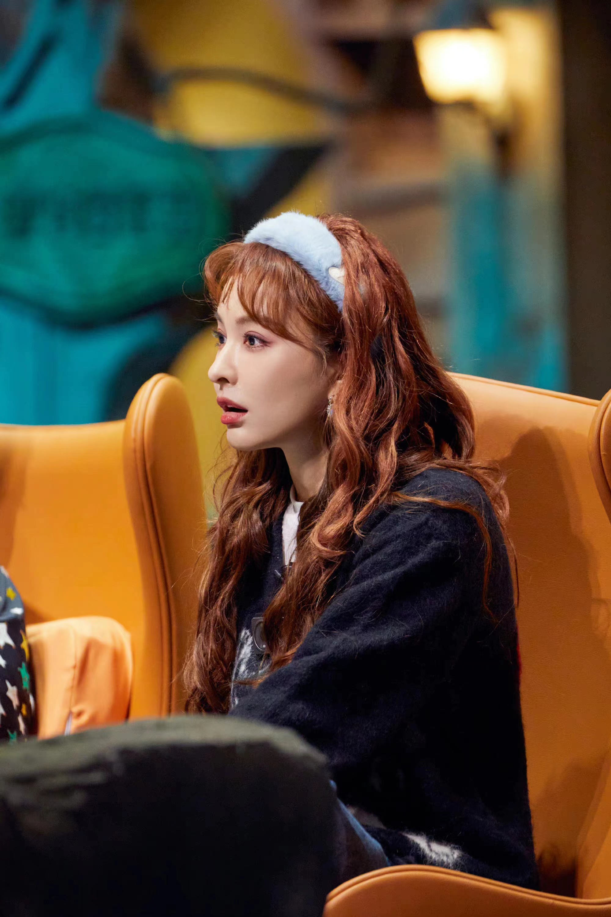 吴昕《大侦探8》新造型来袭,波浪卷长发配毛绒发箍,时髦洋气!