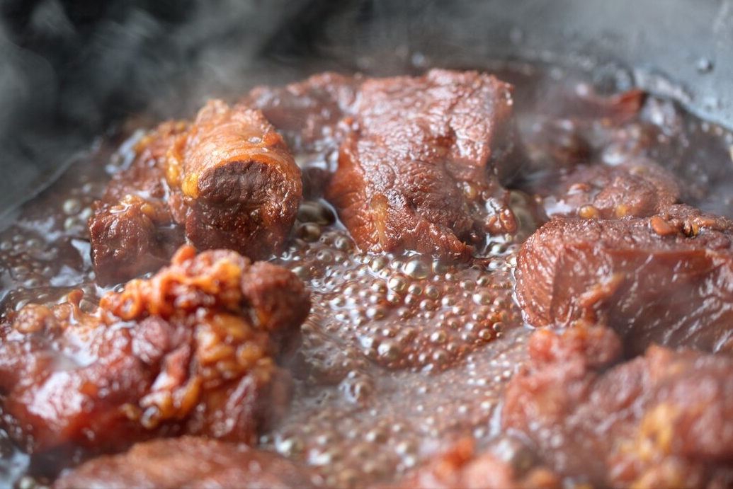 做酱牛肉，牛肉记住别焯水，做好“1腌2泡”，鲜嫩入味不塞牙