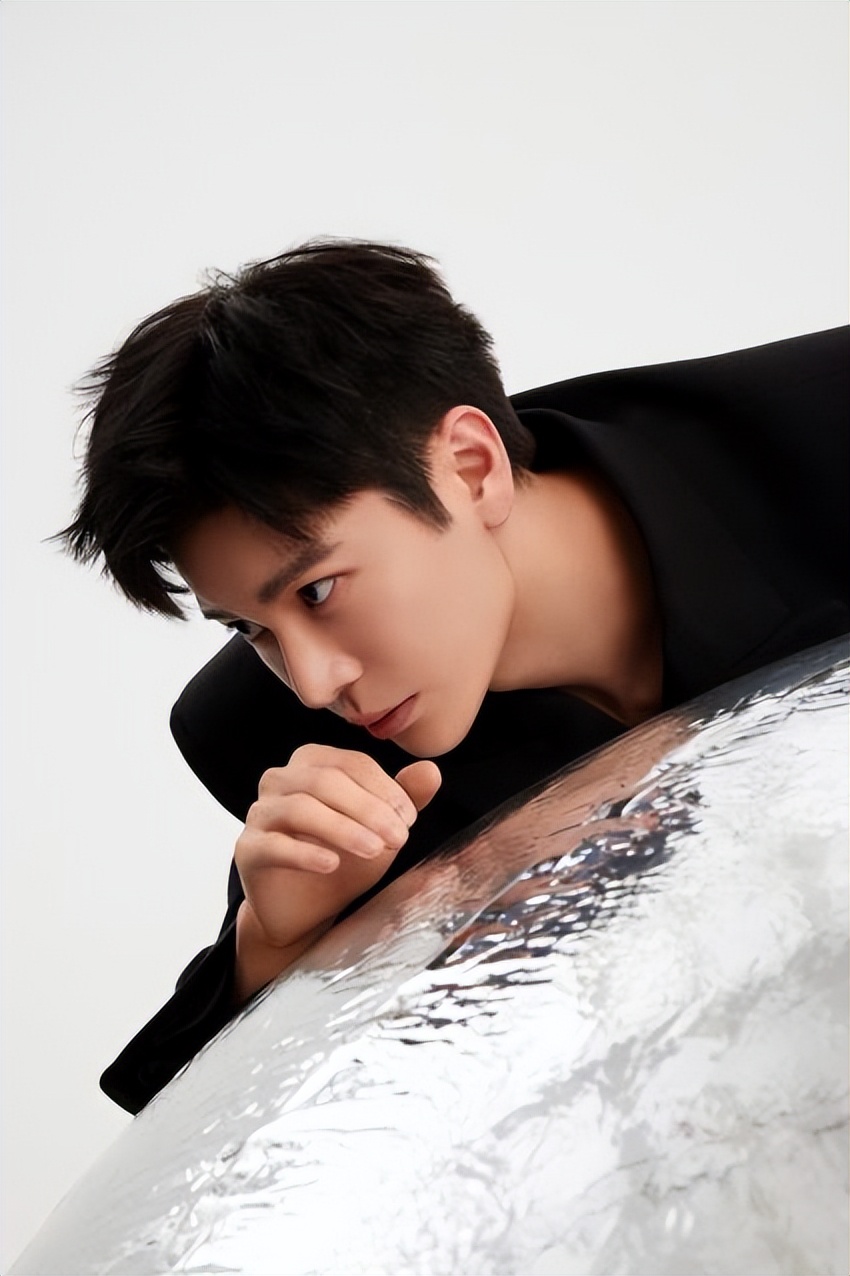 王乾越玩转"银色星球",大片质感与格调双重在线