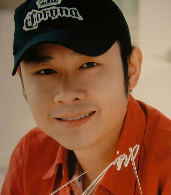 张亮和前妻带儿子逛买手店,15岁天天酷似李宇春,手指状态获好评