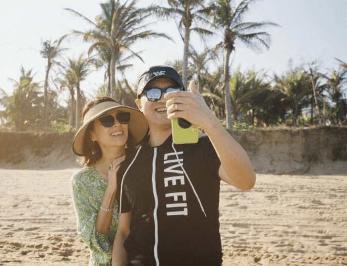 汪峰携家人看展被偶遇，从背后抱章子怡贴身热聊，儿子被赞超可爱