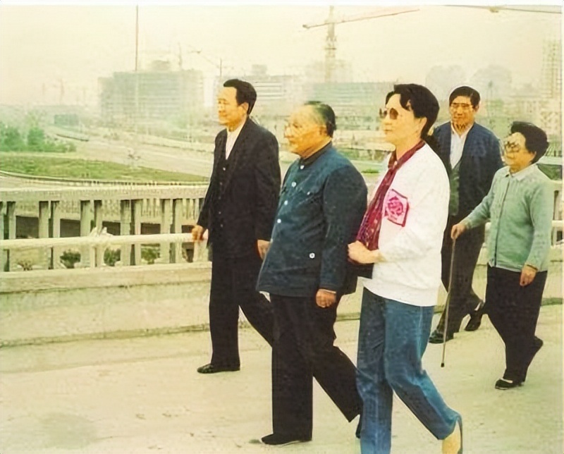 在哪跌倒就从哪爬起（1989年，邓小平提出一个申请，中央慎重考虑后，批示：同意）