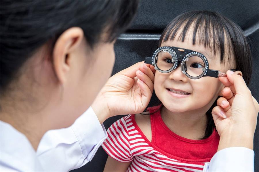 孩子近视，多半是这些习惯惹的祸，父母要多加注意