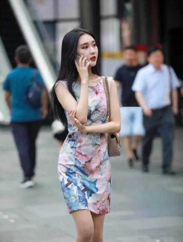 街拍小姐姐高雅妩媚有韵味的穿搭旗袍款连衣裙搭配精致尖头细跟鞋