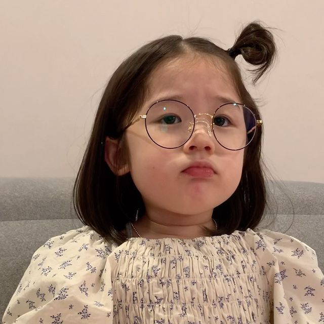 火遍全网的表情包小女孩!凭可爱萌翻所有人:骗我生女儿