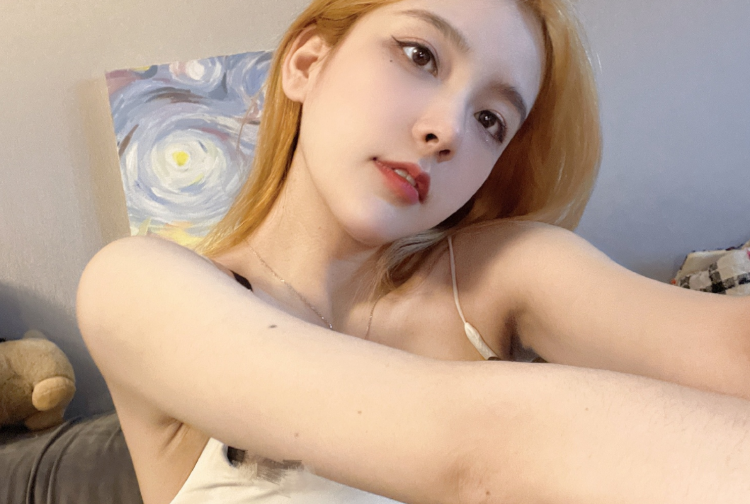 lol电竞女神(rita金发碧眼太美,不愧是lpl最美女解说,张导当年勇敢点