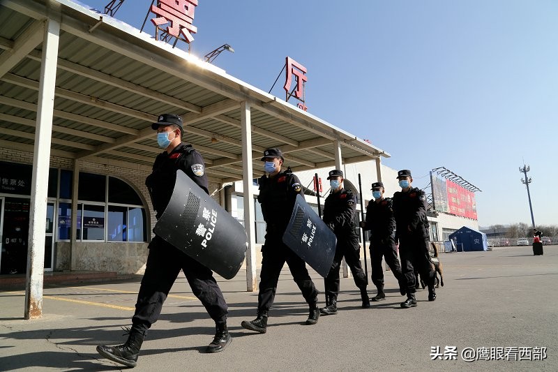 「摄影报道」甘肃平凉：特巡警车站巡逻护航春运