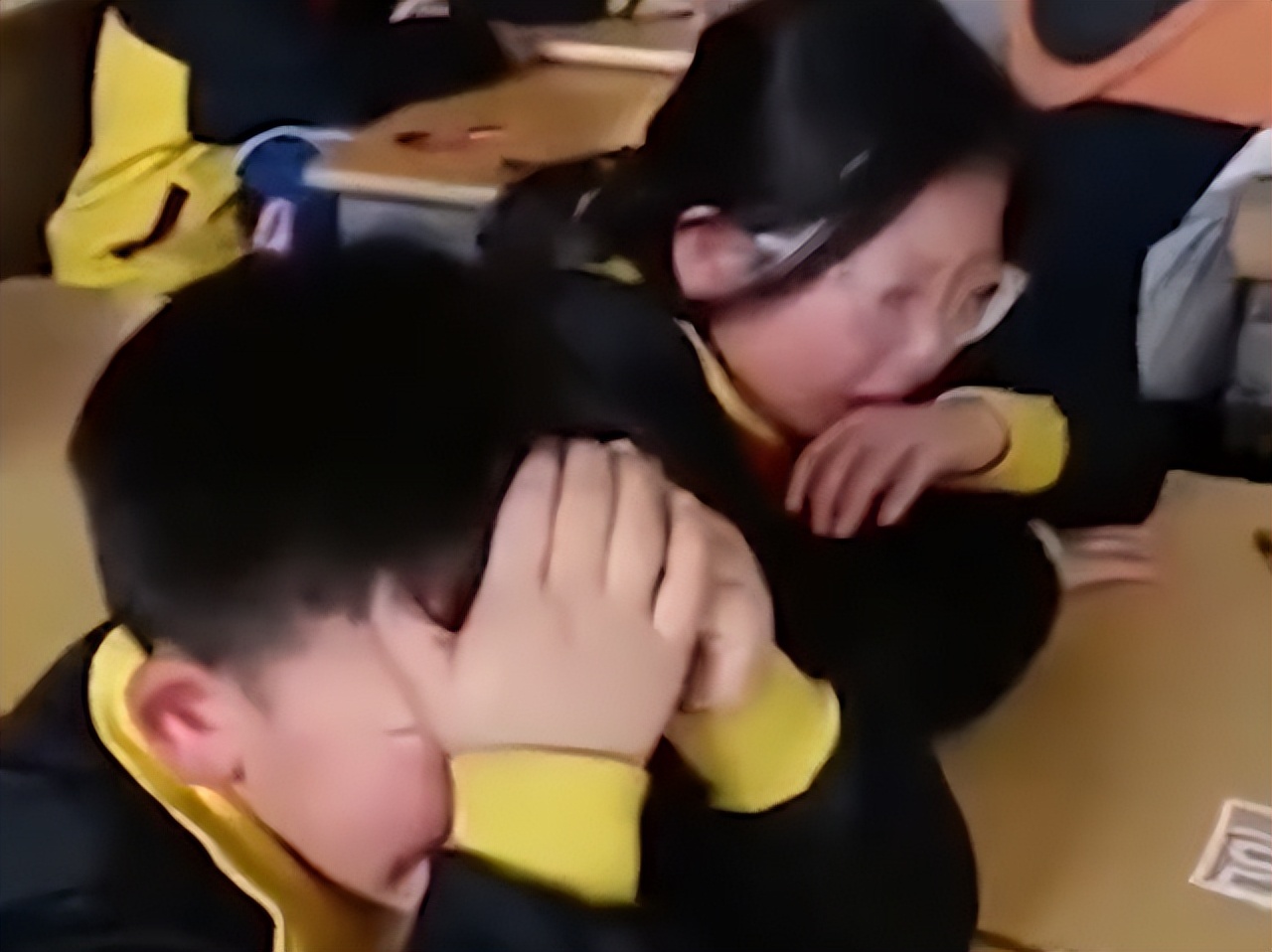 清明3天假因疫取消小学生哭成一片的图片 -第1张