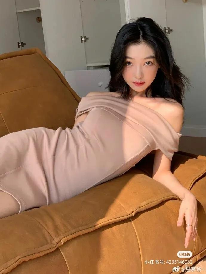 大家快看过来 易梦玲这样的宝藏女孩哪里找 有颜有身材衣品还好