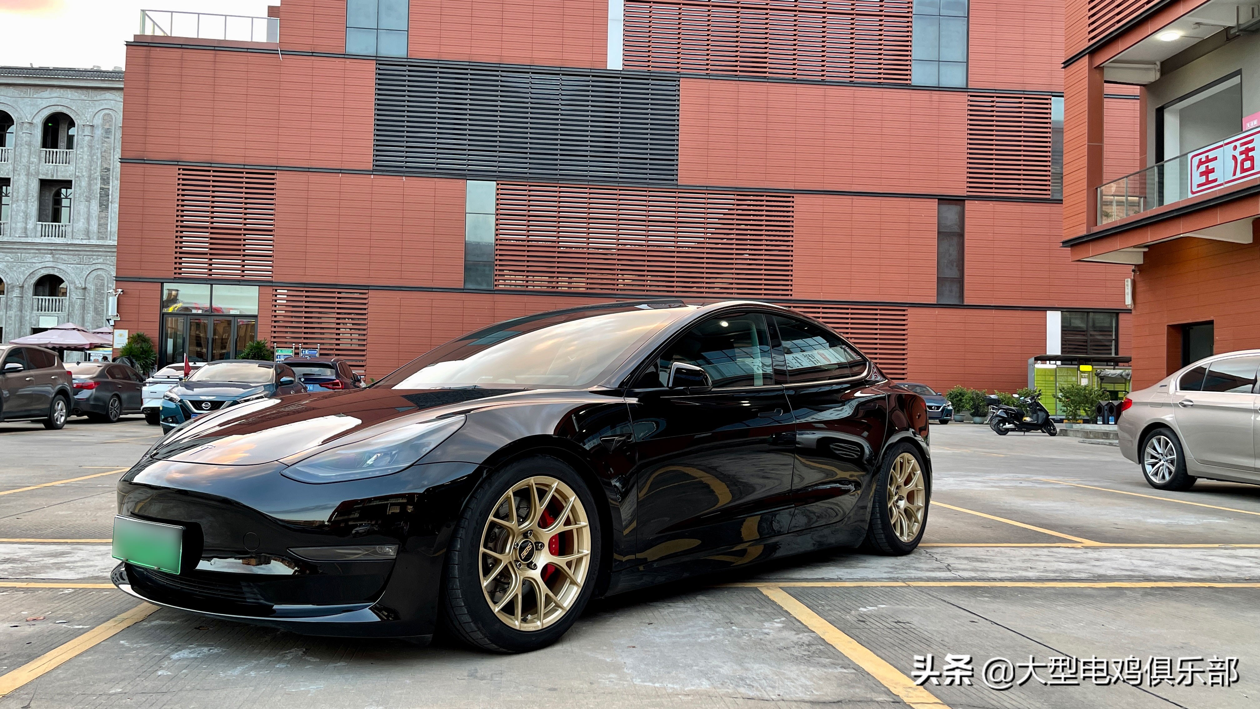 黑色特斯拉model3 | 改装气动避震&金色锻造轮毂
