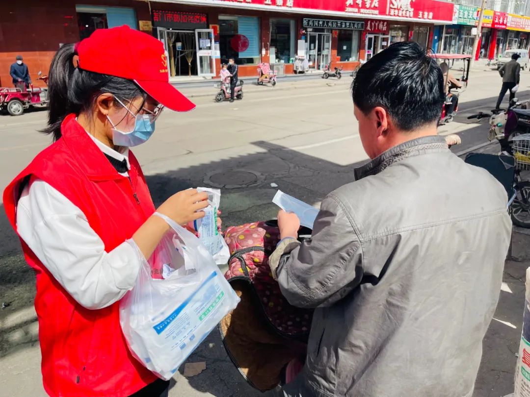 「我在阵地在」五寨县团委开展“佩戴口罩 守护健康”志愿服务活动