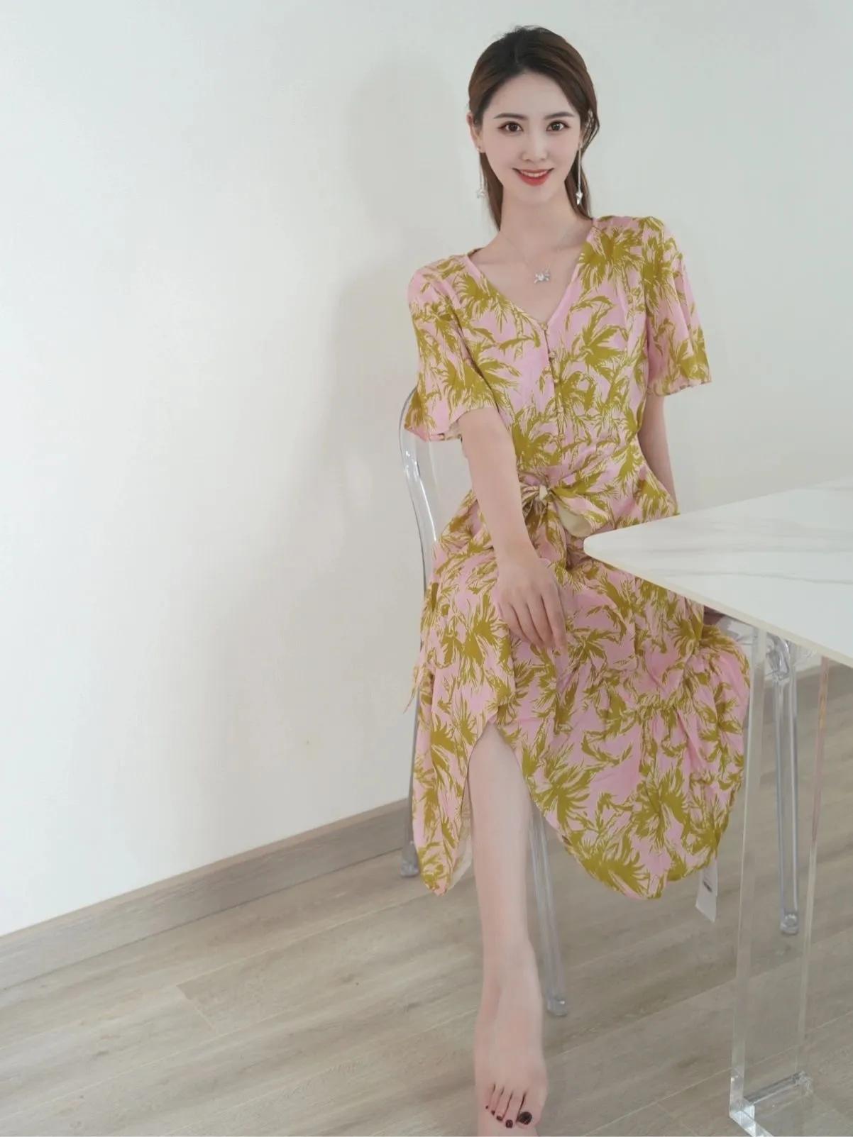 中国电影报道主持人李丹儿，生活与工作美照，颜值不输明星