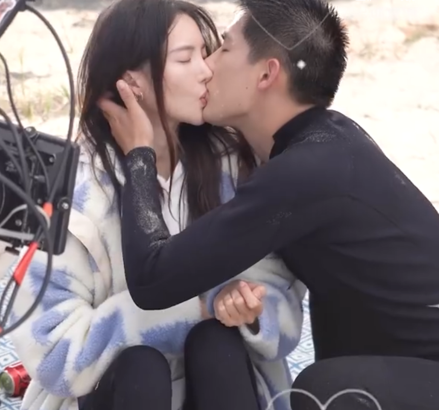 情侣拥吻图片唯美(金晨王安宇沙滩上深情热吻!