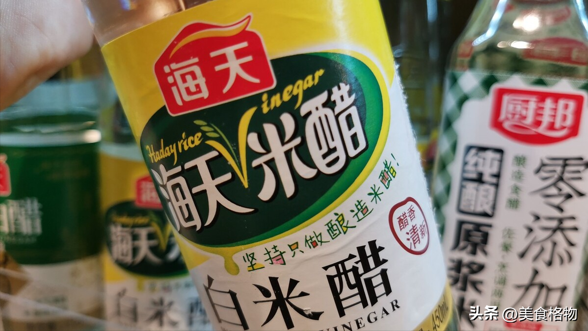 白衣服發黃怎么洗（白色衣服發黃不要扔，只需幾毛錢簡單泡一泡，就和新買的一樣潔白）