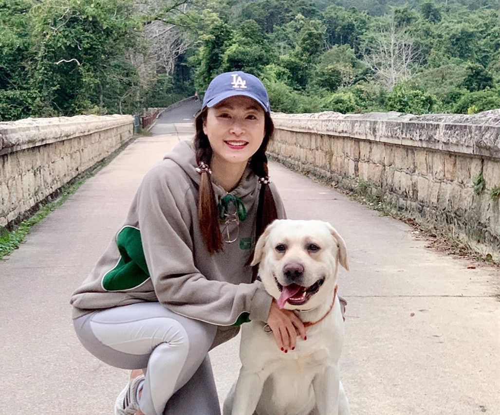 “长孙皇后”童爱玲罕露面，49岁皮肤紧致似少女，戴金表尽显阔气