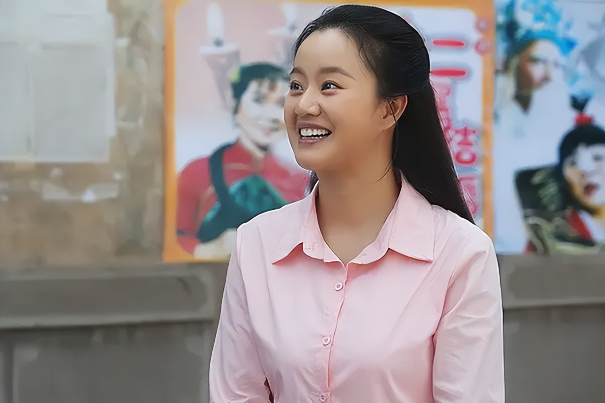 更是扮演了喜剧感十足的包玉梅,不抢戏但也不丢戏,是叫人安心的好演员