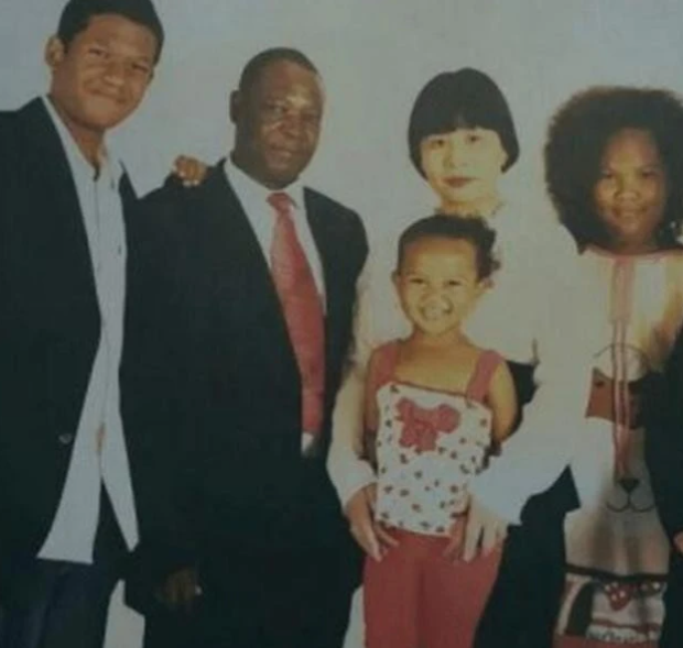 1996年，28岁清华才女不顾劝阻远嫁非洲，后来有了四个混血宝宝