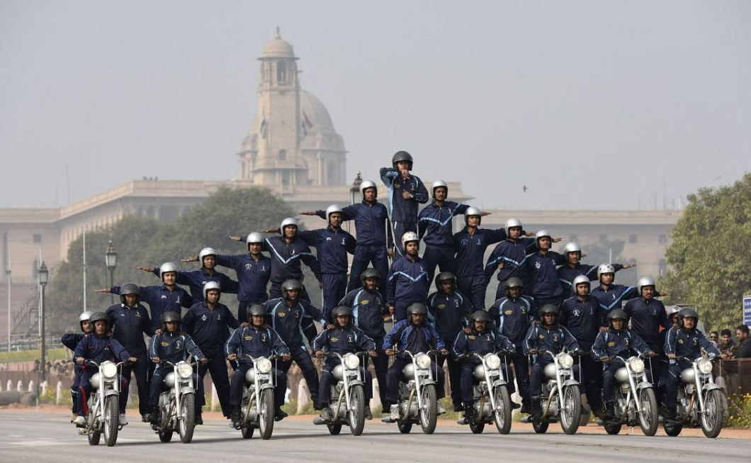 印度摩托车"火了"!一辆可载58人表演?为何被当成乐子看?