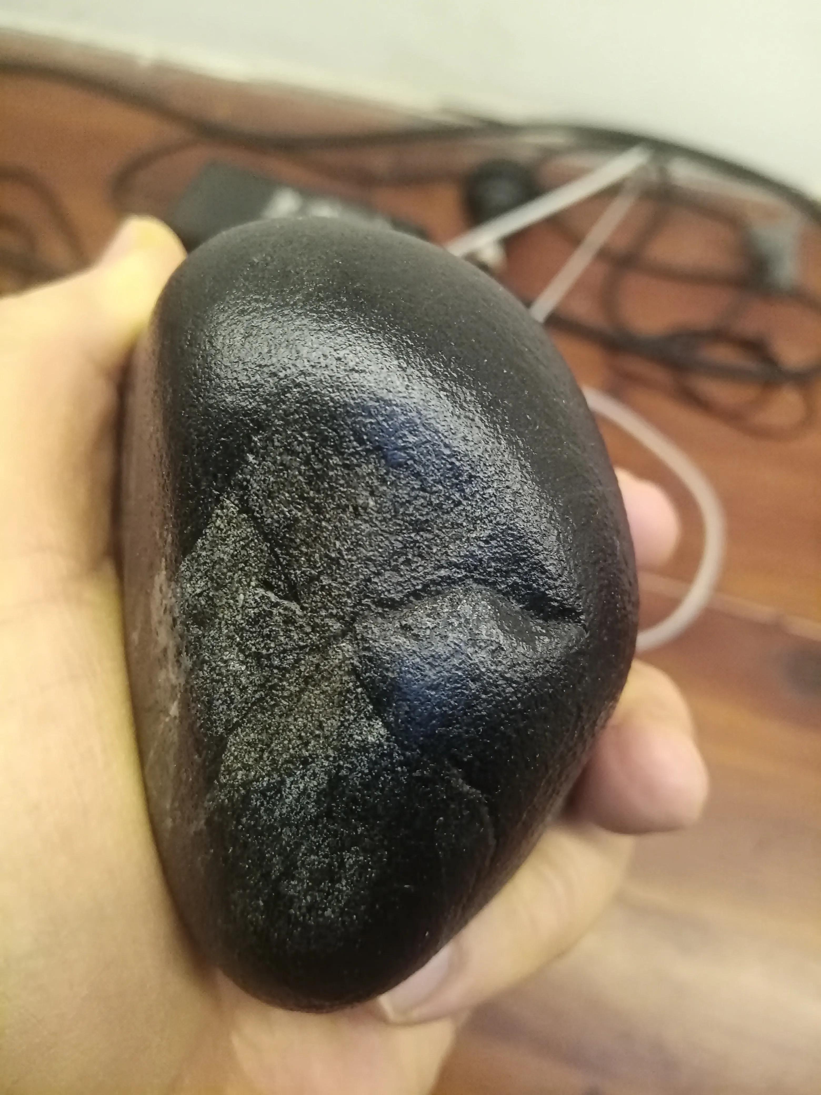 下面捡的几块墨玉在白玉露出的地方有透光性,有的墨玉里有白玉僵,有的