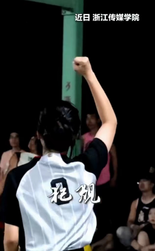 杭州高校女生担任篮球赛裁判员，表现惊艳又美又飒，评论区却酸了