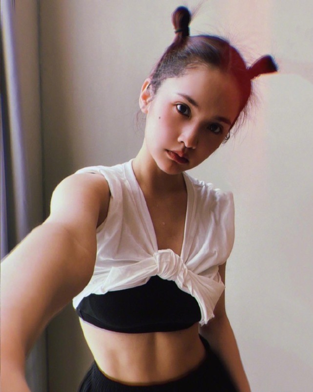 杨丞琳回应整容，喊话不要挑角度误导大众，晒16岁旧照力证天然美