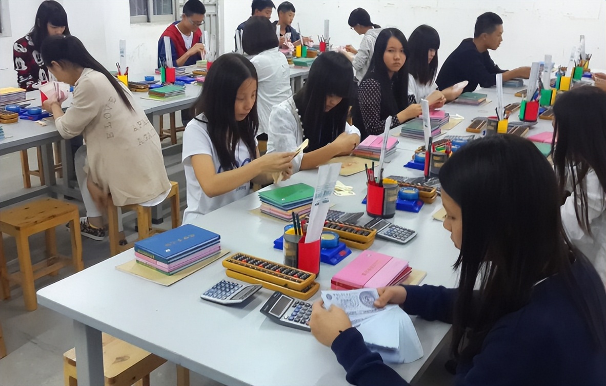 高考填报志愿，学会计的3个好处和2个弊端，考生需提前知晓