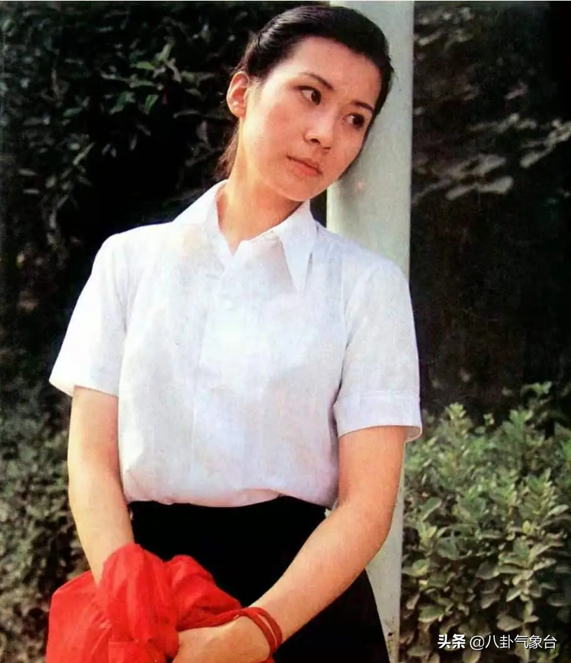 “气质美人”肖雄，将一生奉献给演艺事业，单身30年不后悔