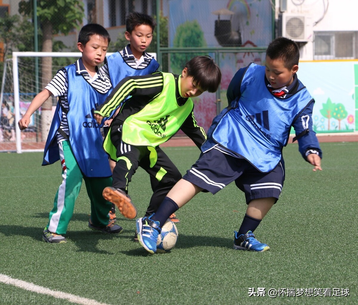 怎么判断小孩足球天赋(在我国,什么样的孩子才能踢足球)