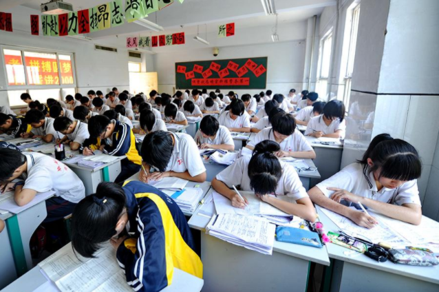 高考体检要“全脱光”？学生瑟瑟发抖很难为情，医生却这样说