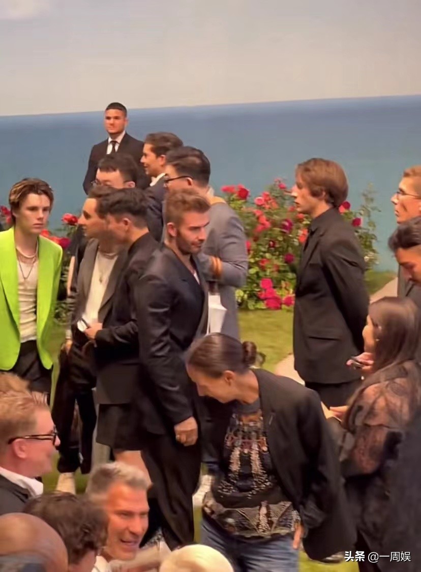 贝克汉姆携儿子参加活动，父子同台颜值亮了，网友的评论扎心