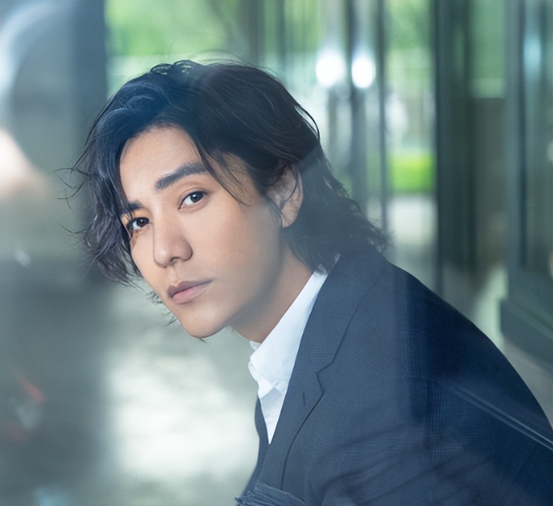 李少红相信周迅的眼光,就给陈坤安排了不少资源,陈坤自己也争气,很快