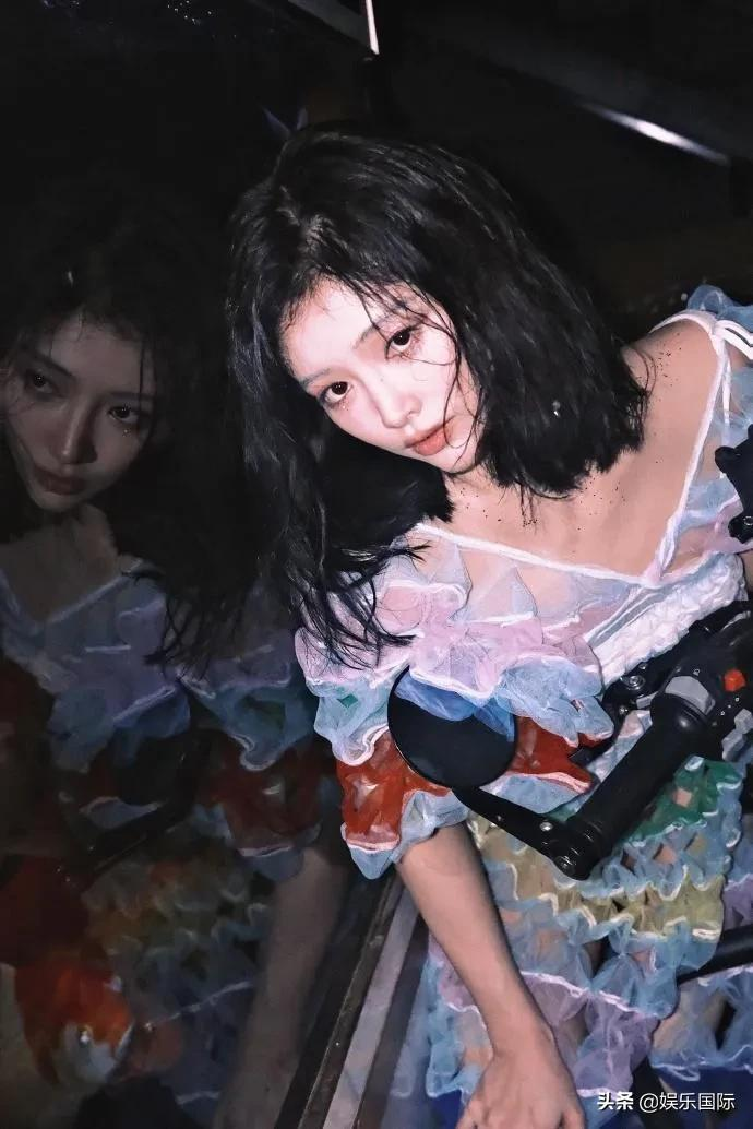 许佳琪抹胸裙秀香肩 夸张眼妆搭银发好吸睛