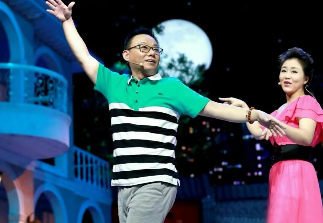 54岁知名喜剧演员罕露面！满脸皱纹挺大肚，街头与人争执表情严肃