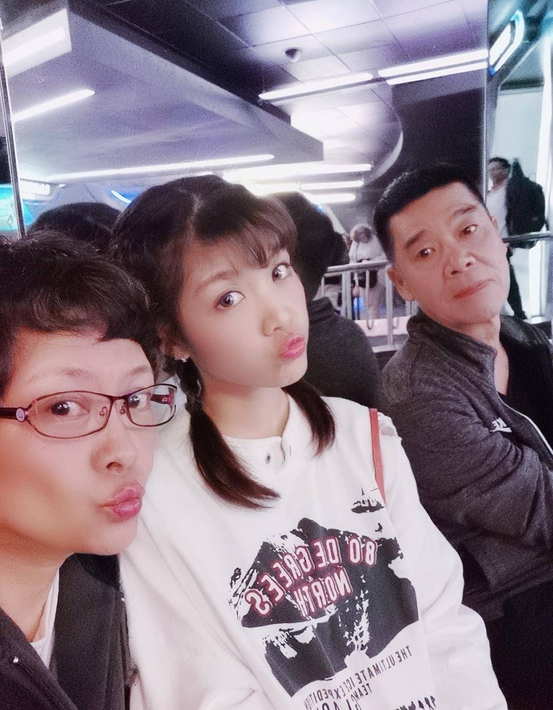 70岁康祈光和55岁苏妙婵一家三口的幸福生活:女儿想学康天庥失败